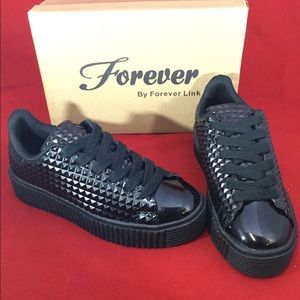 Sz 6 Black Pyramid Studded Sneakers